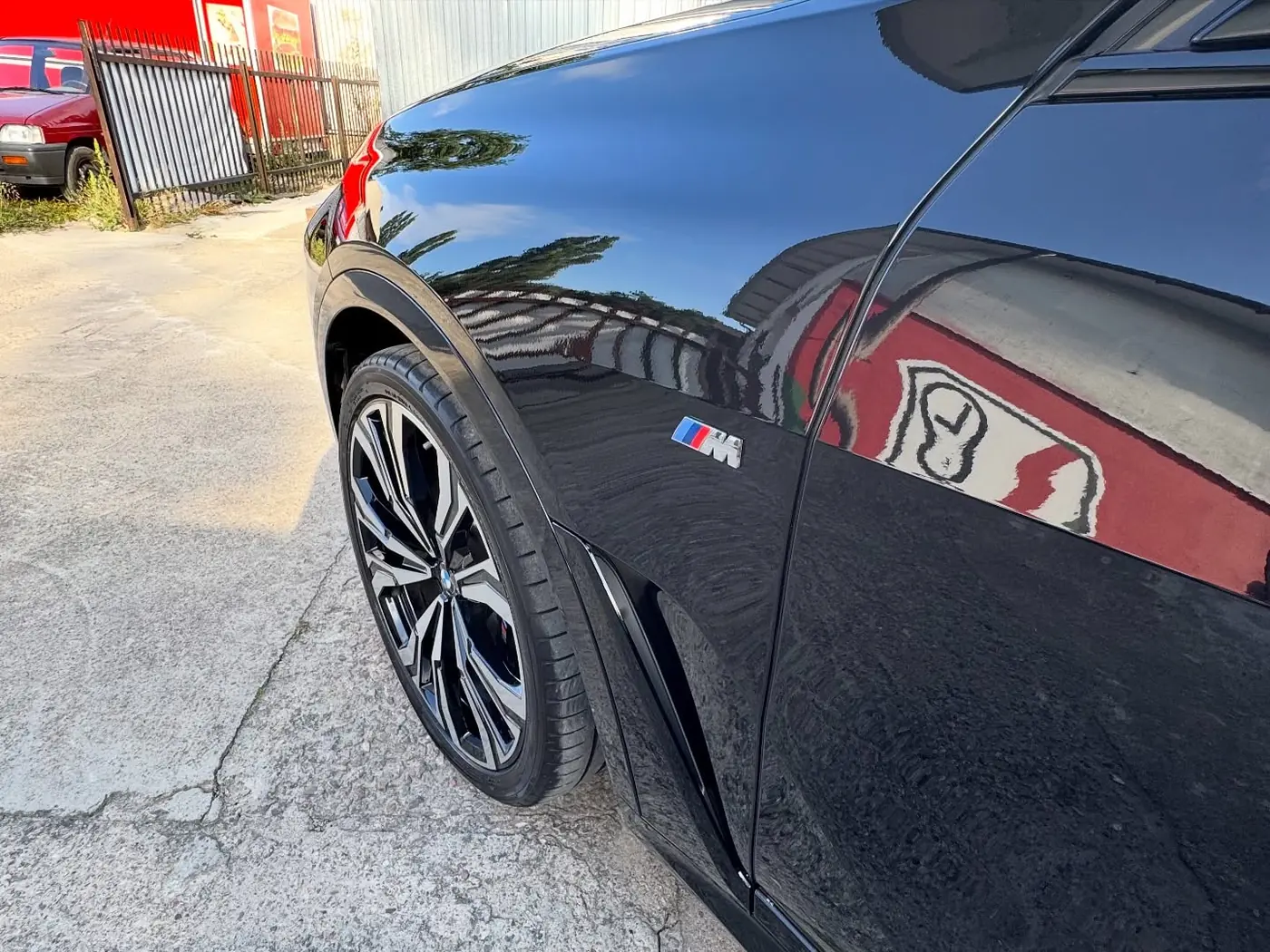 Głęboki, lustrzany lakier czarnego BMW po detailingu