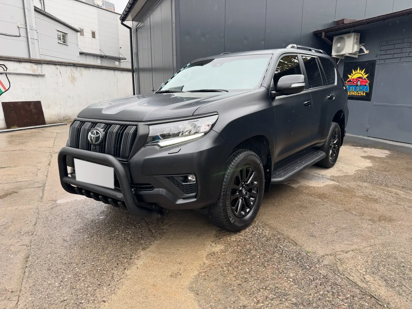 Toyota Land Cruiser w satynowym wykończeniu