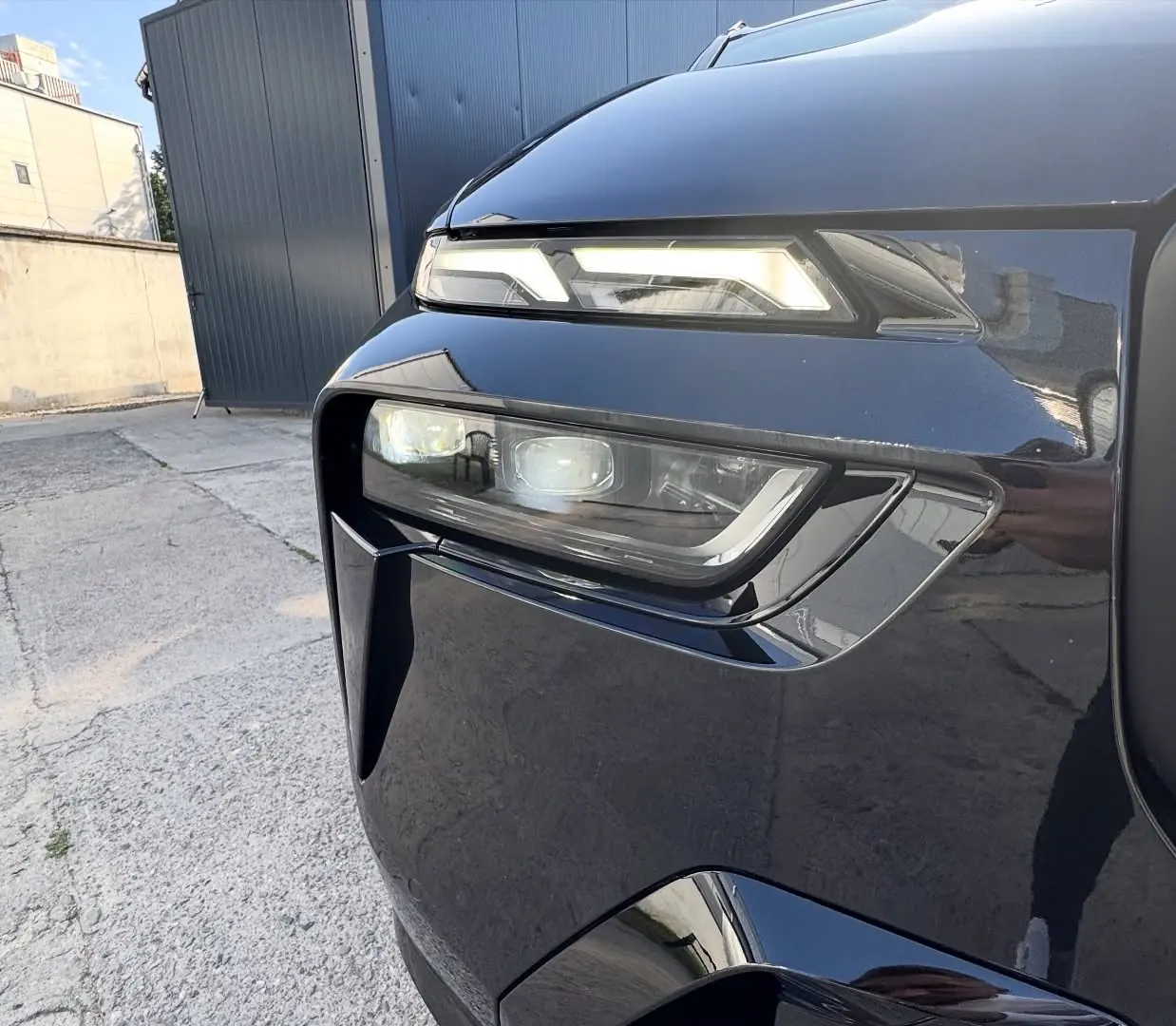 Reflektor i lakier czarnego BMW z głębokim połyskiem